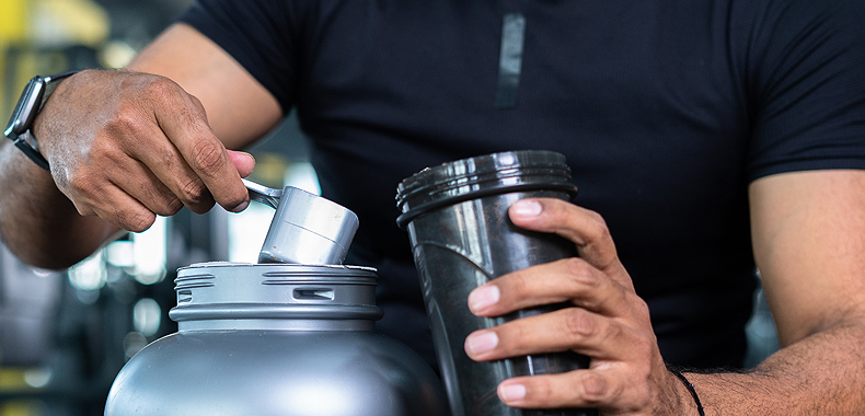 Bij elk trainingspakket ontvang je 3-voedingssupplementen: whey isolaat, vis olie en multi-vitamine