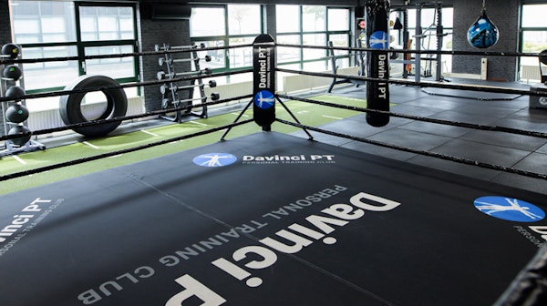 Onze Boxing & HIIT groepstraining biedt een intensieve workout waarbij je zowel cardio- als krachttrainingen uitvoert.