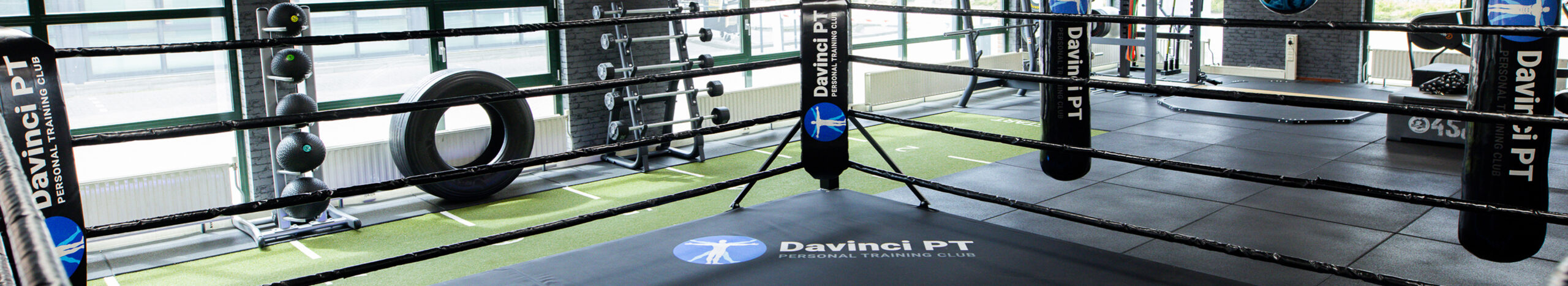 Onze Boxing & HIIT groepstraining biedt een intensieve workout waarbij je zowel cardio- als krachttrainingen uitvoert.